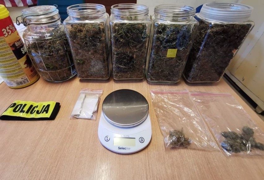 Gdańsk: Pół kilograma marihuany zabezpieczone w mieszkaniu 35-latka. Narkotyki były schowane w słoikach
