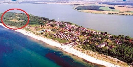 Sprzedane wczoraj tereny (zaznaczyliśmy je na czerwono) są położone bajkowo &#8211; na wąskiej mierzei między jeziorem Jamno i Morzem Bałtyckim. Według nowych właścicieli, są warte swojej ceny.