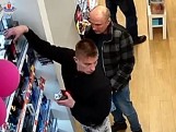 Złodzieje w Puławach. Ukradli perfumy warte w sumie 1,5 tys. zł. Policja ujawnia nagranie z monitoringu (WIDEO)