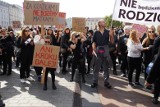 Czarny protest w Krakowie. Ulicami miasta przejdzie marsz milczenia [CZARNY PONIEDZIAŁEK]