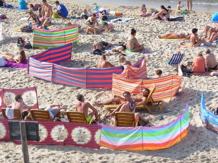 Poniedziałkowe popołudnie na plaży w Mielnie. Słoneczna i...