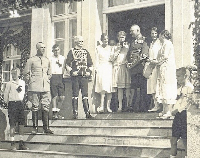 Wizyta w 1928 r. w Kamieńcu  u Johannesa Schlange-Schöningen feldmarszałka Augusta von Mackensen (w mundurze huzarów)