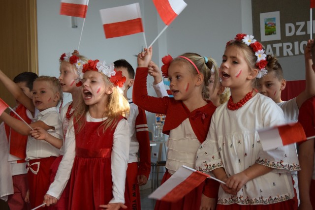 Dzieci z Przedszkola im. Kornela Makuszyńskiego w Szczecinku z przytupem obchodziły Dzień Patriotyczny. Z okazji 100-lecia Niepodległości Polski przedszkolaki z popularnego „Makusia” w Szczecinku przygotowały huczną imprezę. Już sam widok setki maluchów ubranych na biało-czerwono wzbudził entuzjazm gości spotkania w szczecineckim zamku. Każda z grup przygotowała piosenkę patriotyczną. Był i pokaz mody w barwach narodowych i kwiz wiedzy o Polsce. Nie zapomniano i o tężyźnie fizycznej, dzieci brały udział w konkursach sprawnościowych. 