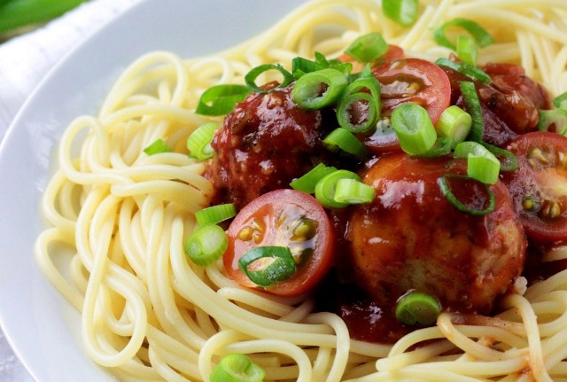 Spaghetti z pulpecikami z kaszy jaglanej w sosie pomidorowo-paprykowym to pomysł na pyszny obiad. Zobaczcie przepis.
