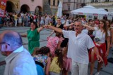 Letnia potańcówka w upalny wieczór na Rynku w Tarnowie. Mieszkańcy bawili się doskonale! Dużo zdjęć!