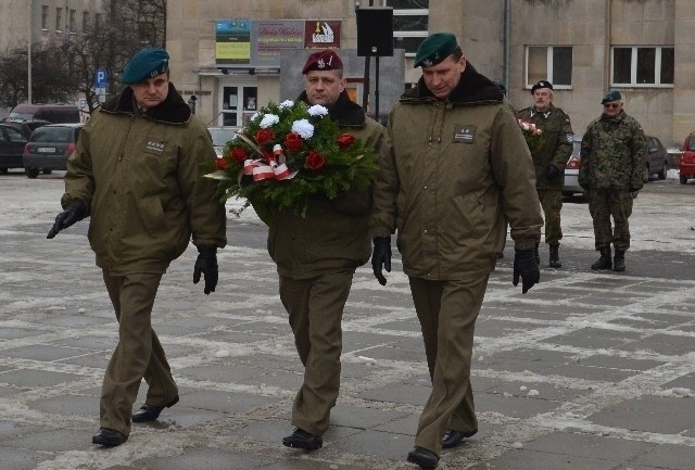 Składanie kwiatów pod pomnikiem Józefa Piłsudskiego.