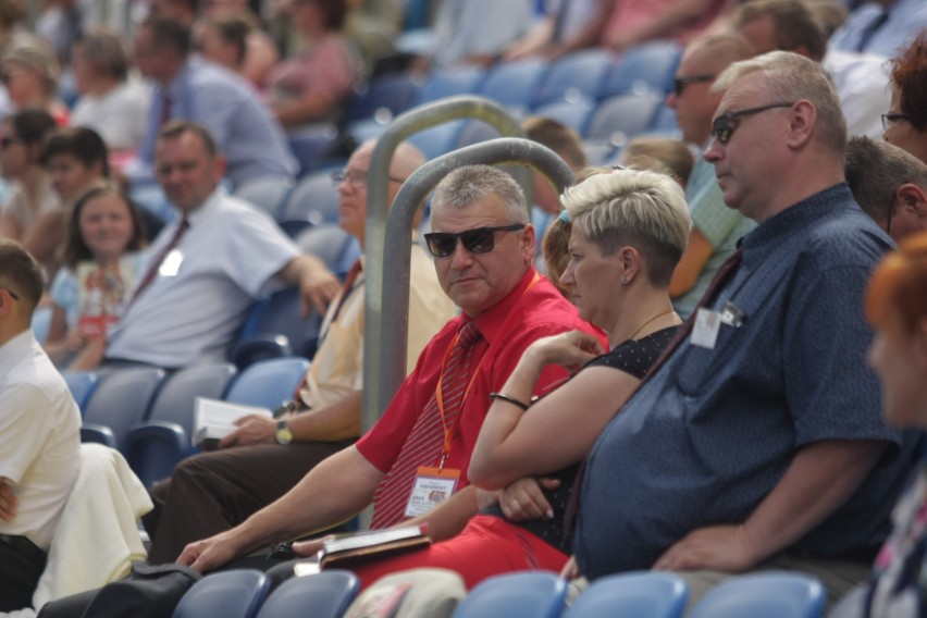 Kongres Świadków Jehowy na Stadionie Śląskim. Dzień 1. Wierni w Chorzowie przez trzy dni będą brać udział w spotkaniach ZDJĘCIA