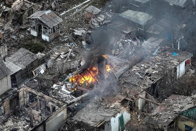 Rosja nadal bombarduje wiele ukraińskich miejscowości. Nie ustają również ataki naziemne.