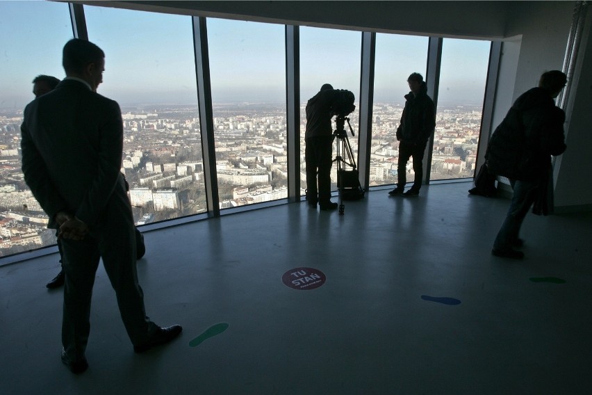 Punkt widokowy na Sky Tower otwarty. Straż: można wpuścić więcej ludzi [ZDJĘCIA]