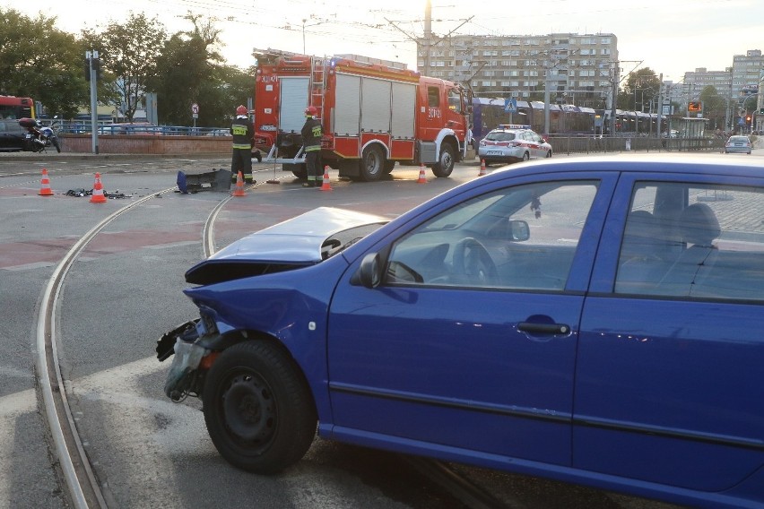 Wóz bojowy straży pożarnej wjechał na sygnale na plac Jana...