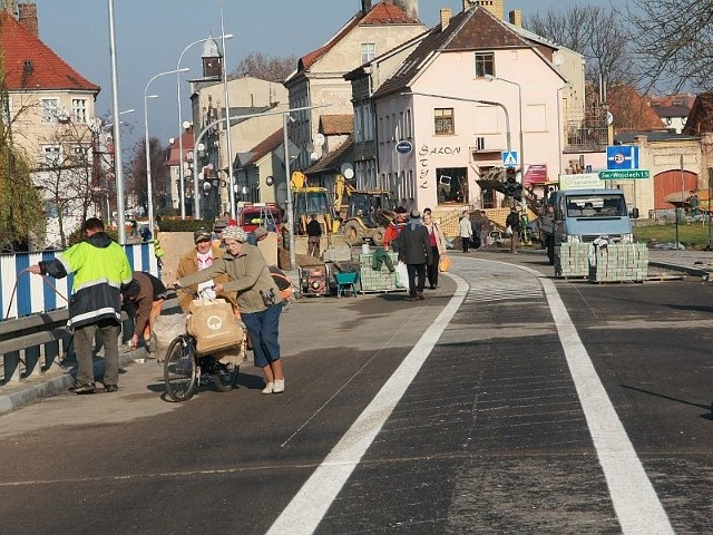 Piesi i rowerzyści mogą korzystać z mostu, ale kierowcy przejadą nim samochodami dopiero w czwartek.