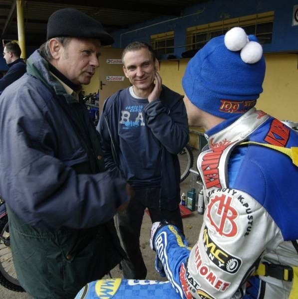 Jerzy Szczakiel (z lewej) jest częstym gościem na opolskim stadionie. Udziela też rad zawodnikom.