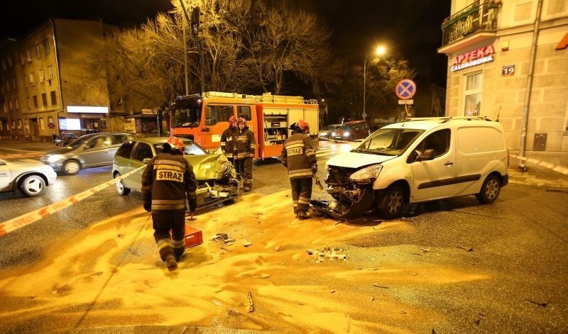 Wypadek na Radwańskiej. Zderzyły się trzy samochody [zdjęcia]