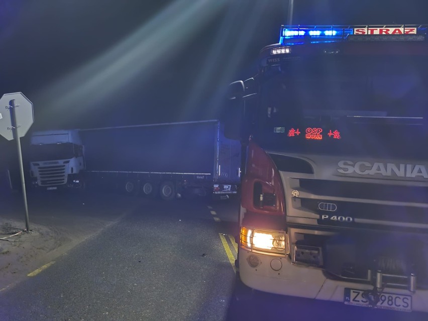 Poranne zderzenie ciężarówki z osobówką na S3. Jedna osoba trafiła do szpitala
