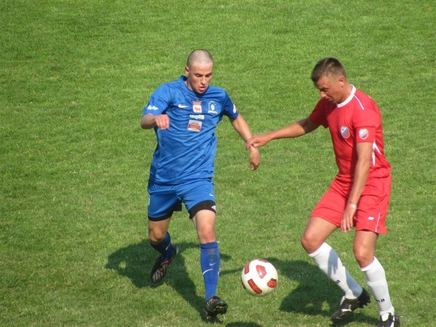 Lubuszanin (na niebiesko) pokonał Włocłavię (z prawej...