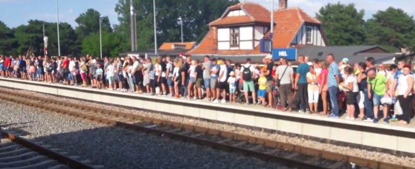 Tłumy turystów na dworcu w Helu. Powroty z wakacji zapełniły pociągi na półwyspie [ZDJĘCIA, WIDEO]