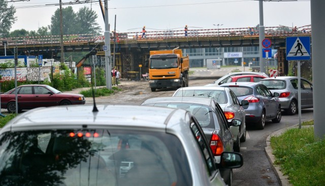 Kilkadziesiąt minut zajmuje kierowcom przejazd ul. Krochmalną i Młyńską w stronę centrum, To efekt robót drogowych m.in. związanych z budową Trasy Zielonej