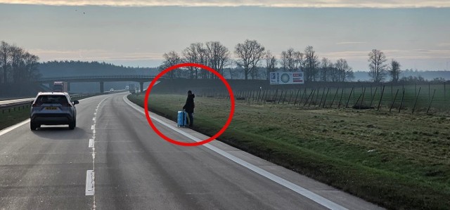 Do zdarzenia doszło około godz. 7:20. Kierowca jadący w stronę Wrocławia zaobserwował mężczyznę stojącego na bardzo wąskim poboczu autostrady A4, przed węzłem LSSE Obszar Krzywa.