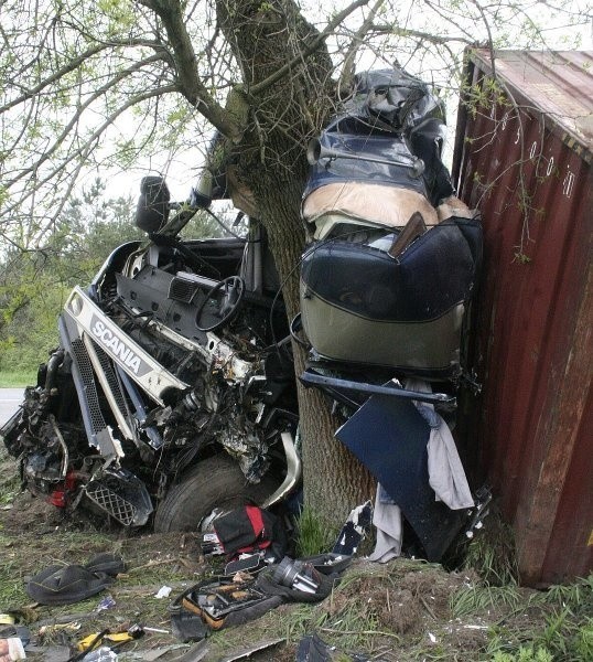 TIR uderzyl w drzewoOkolo godziny 3.28 w miejscowości Kopki TIR z nieznanych przyczyn zjechal na drugą strone drogi, wpadl do rowu i uderzyl w drzewo.