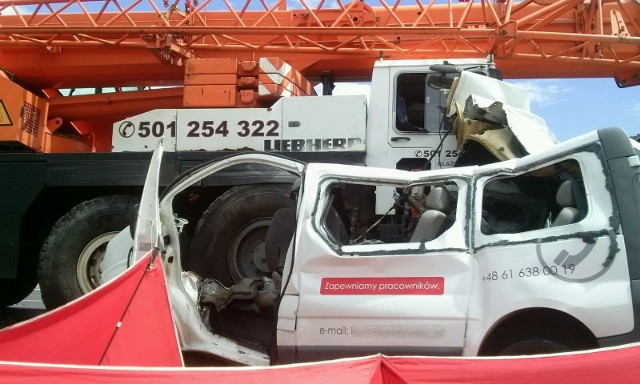 Do śmiertelnego wypadku doszło we wtorek w Ocieszynie pod Obornikami. Na DK11 bus zderzył się z dźwigiem samobieżnym. Jedna osoba zginęłaZobacz kolejne zdjęcie ---->