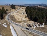Objazd na zakopiance w Rdzawce. Kierowcy jadą nową drogą, bo drogowcy budują wiadukt