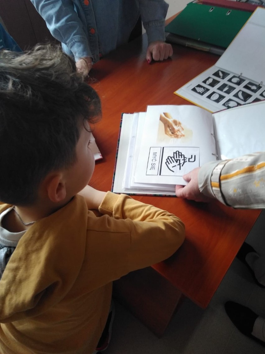 Uczniowie z Małogoszcza realizują ogólnopolski projekt edukacyjny "Być jak Ignacy". Niecodzienne spotkanie z osobami niesłyszącymi