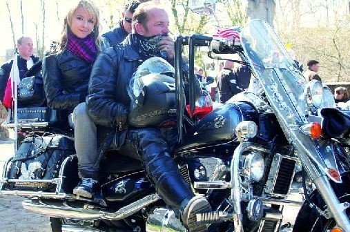 Chlubą Wojciecha Szymańskiego jest jego intruder 1500 i córka Anita. Ona też zaraziła się motocyklowym bakcylem i nie chce już być tylko &#8222;plecaczkiem&#8221; dla taty.