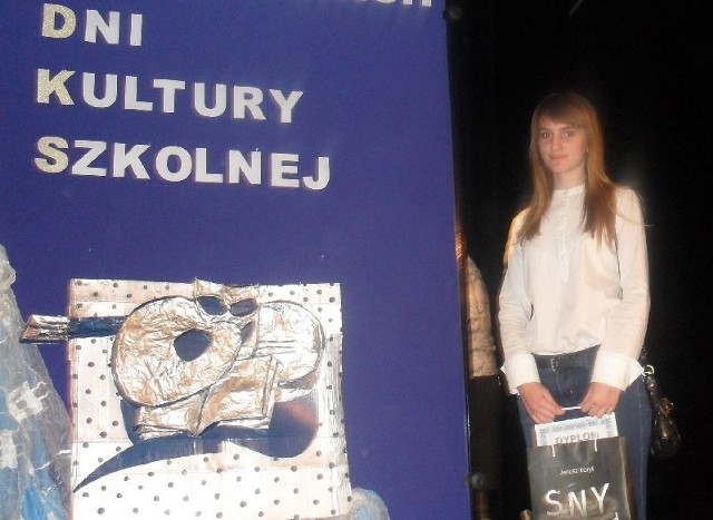 Aneta Bąk po odebraniu nagrody podczas XX Rzeszowskich Dni Kultury Szkolnej.