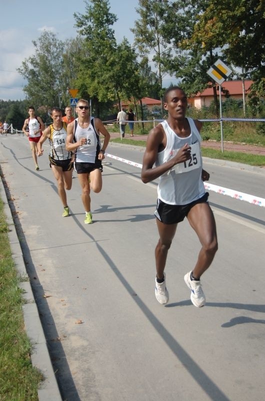 Kenijczyk Boniface N'duva wygrał bieg open mężczyzn na 5 km wieńczący I Memoriał K. Wolińskiego w Skarżysku. )Fot. Robert Kaczmarek)