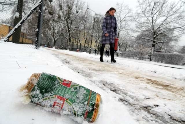 Bałagan na ul. Gregorkiewicza przykrywa obecnie śnieg. Nie rozwiązuje to jednak problemu w tym miejscu
