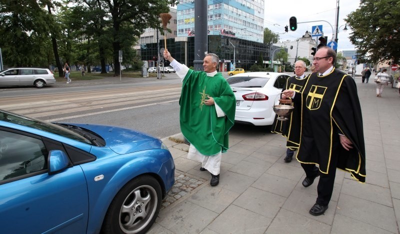 Święcenie pojazdów przed bazylika archikatedralną