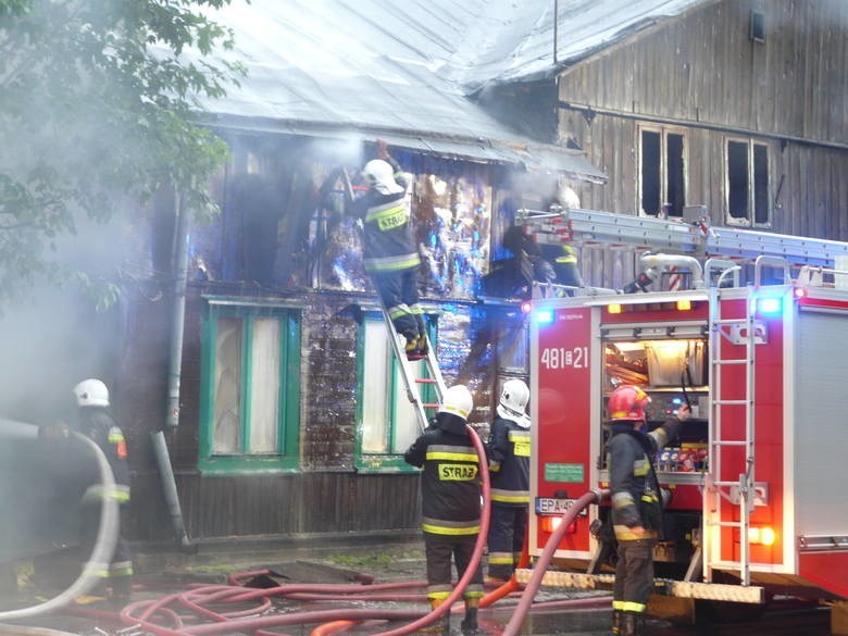 Strażacy z powiatowej komendy w Pabianicach ugasili 380 pożarów - zginęły w nich 2 osoby