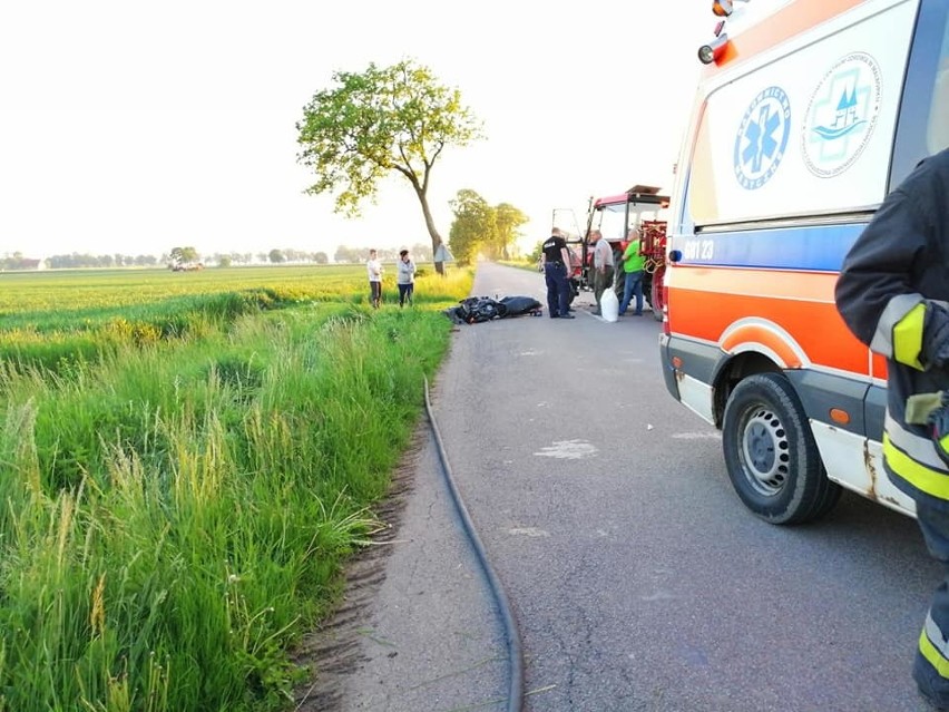 Wypadek między Lichnowami a Dąbrową 22.05.2019. Motocykl zderzył się z ciągnikiem rolniczym [ZDJĘCIA]