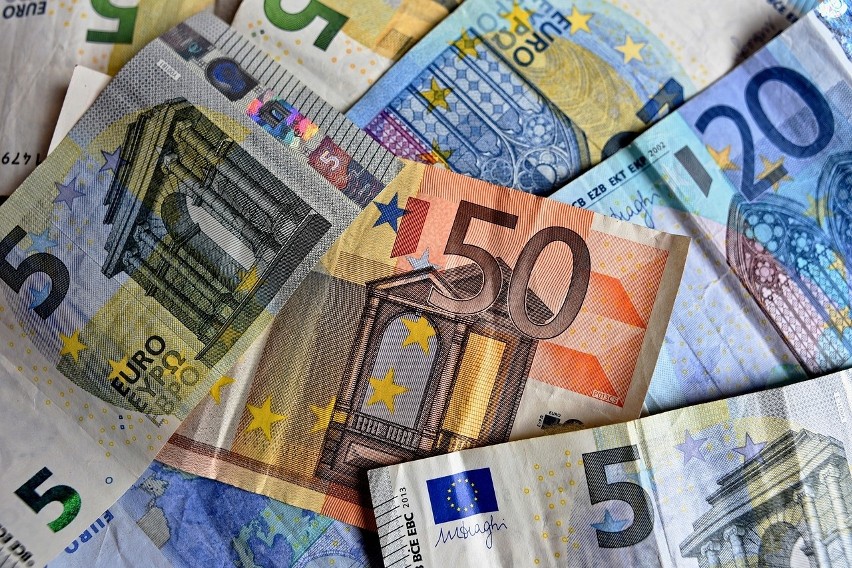 - banknoty o nominale 100 franków francuskich (przedarte) –...