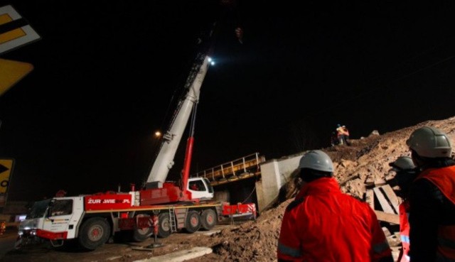 W nocy z 15 na 16 grudnia prowadzono prace rozbiórkowe wiaduktu kolejowego nad al. 29 Listopada.