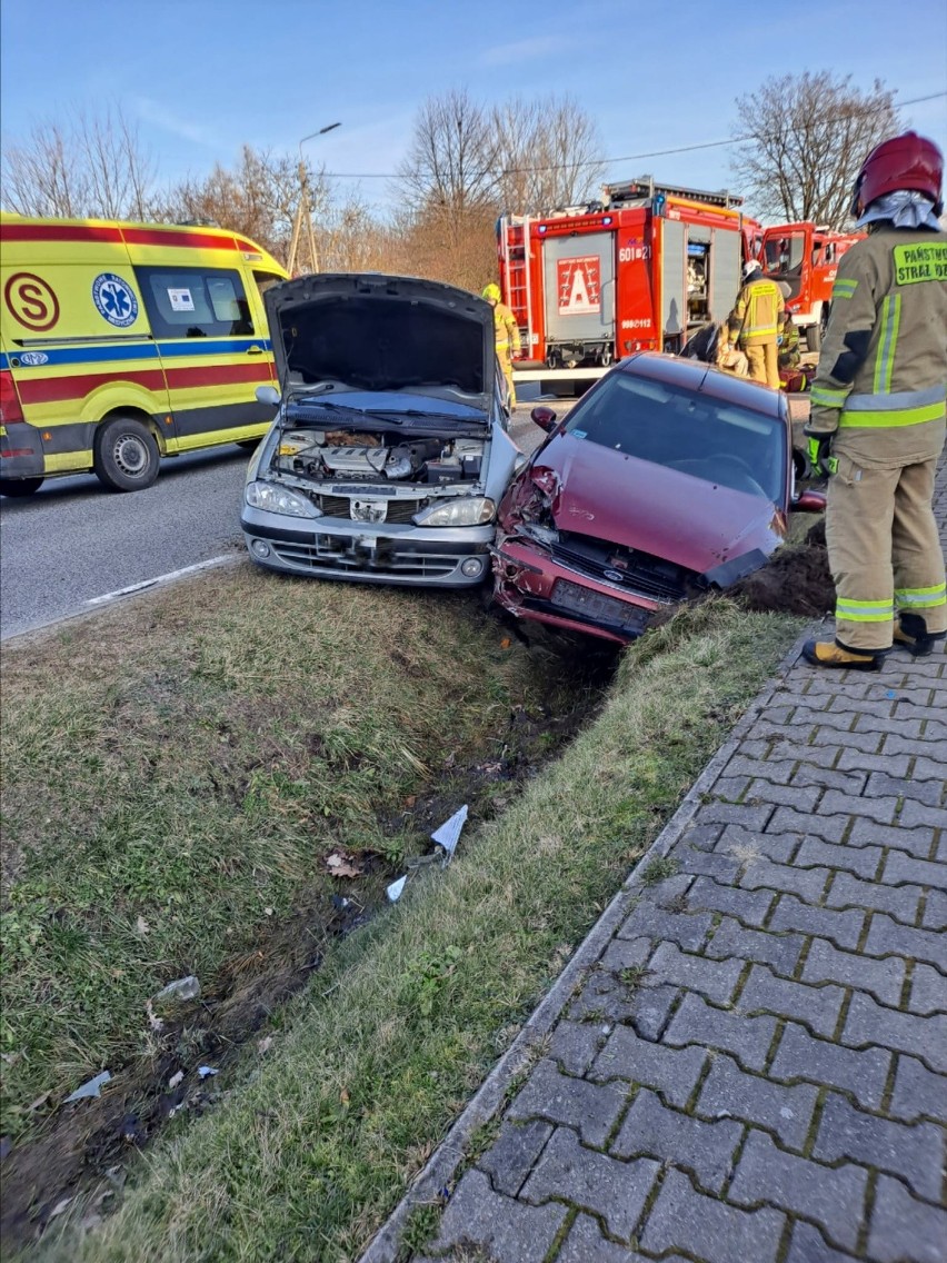 Wypadek w Ninkowie w gminie Borkowice. Zderzyły się dwie osobówki. Jedna osoba odwieziona do szpitala