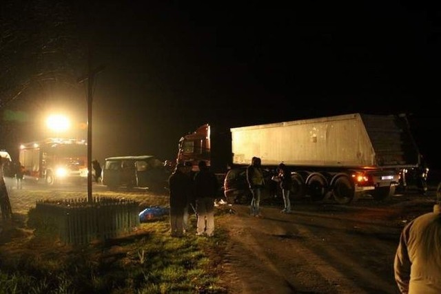 Do tragicznego wypadku doszło w środę wieczorem na trasie Łabiszyn - Murczyn (droga nr 253). Zderzyły się z sobą samochód bus volkswagen transporter, którym podróżowało sześć osób, osobowy seicento oraz ciężarówka marki scania a naczepą
