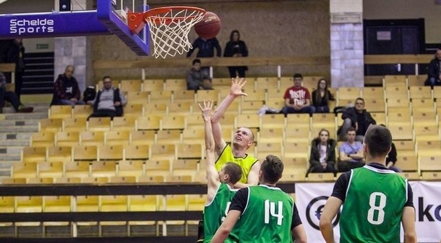 Piotr Pandura (żółta koszulka) poprowadził Siarkę Tarnobrzeg do wygranej z BAT Sierakowice.