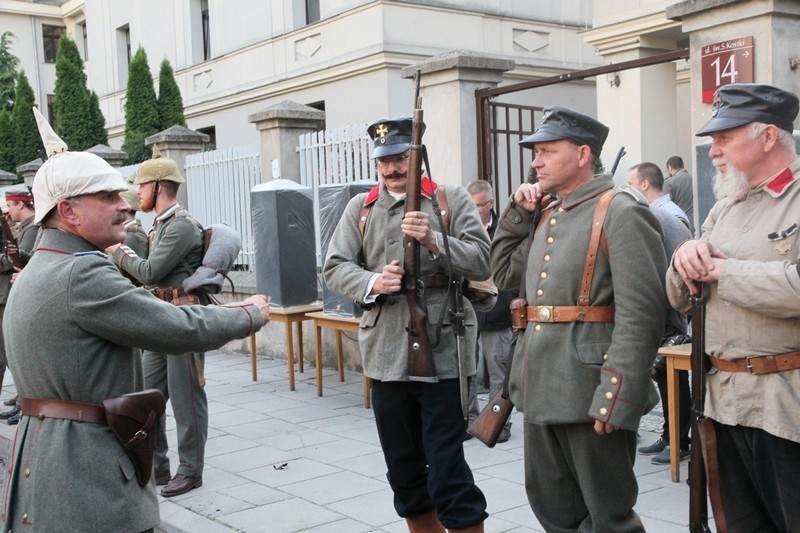 Piknik historyczny przed łódzką katedrą [zdjęcia]