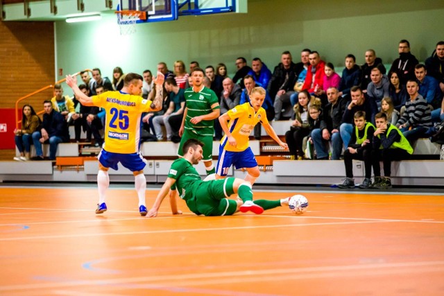 Futsaliści Słonecznych (na żółto-niebiesko) są już w czwórce najlepszych ekip w halowym Pucharze Polski i teraz celują w pierwszą szóstkę w ekstraklasie