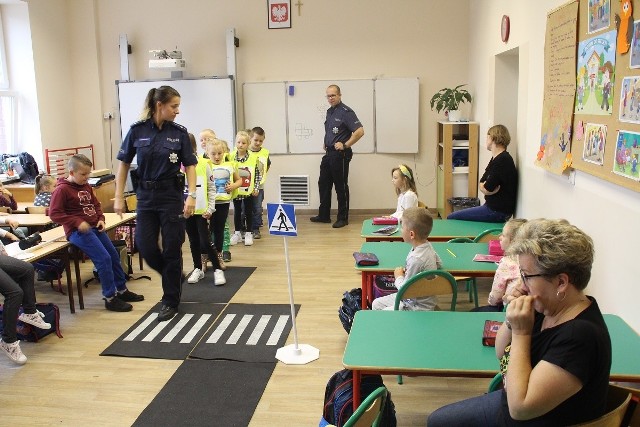 Nakielski dzielnicowy wspólnie z  mł. asp. Zofią Wrzeszcz, policjan-tką zajmującą się w KPP w Nakle profilaktyką  odwiedzili Szkołę Podstawową nr 2 w Nakle. Mundurowi  spotkali się z uczniami klas pierwszych, by porozmawiać z nimi o bezpieczeństwie w drodze do szkoły.   „Pierwszaki” oprócz wiedzy  zdobytej także podczas zajęć praktycznych wzbogaciły się  również  w odblaski, których fundatorem była Gminna Komisja Rozwiązywania Problemów Alkoholowych w Nakle.   Jak zapowiada podkom. Justyna Andrzejewska, oficer prasowy KPP w Nakle,  takich spotkań w szkołach z udziałem funkcjonariuszy będzie we wrześniu więcej, gdyż nakielscy policjanci rozpoczęli cykl zajęć profilaktycznych dla najmłodszych. Wszystko z myślą o bezpieczeństwie dzieci. Flesz - wypadki drogowe. Jak udzielić pierwszej pomocy?