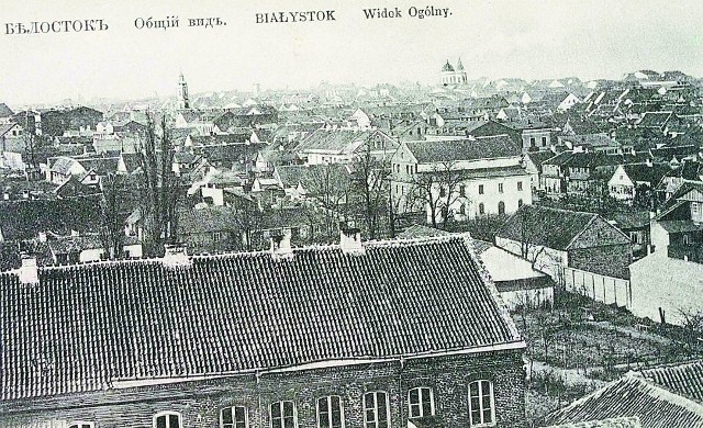 Za budynkiem na pierwszym planie było boisko sportowe przy Nadrzecznej. Widok z 1897 roku.