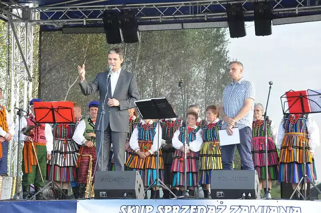 Na scenie marszałek Adam Jarubas, sołtys Mariusz Fabiszewski i zespół "Bębnowianka"