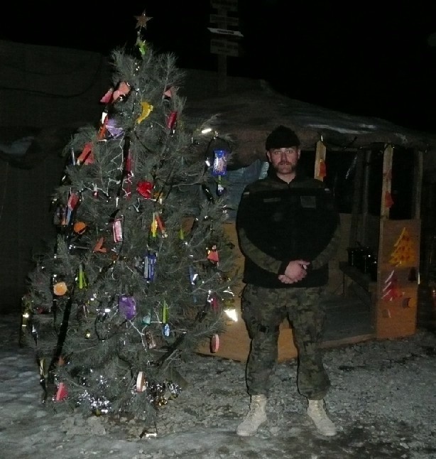 - W Afganistanie też mieliśmy choinkę, a raczej drzewko bardzo do niej podobne. Żołnierze znaleźli je podczas patrolu - wspomina Rafał Sznajderowicz.