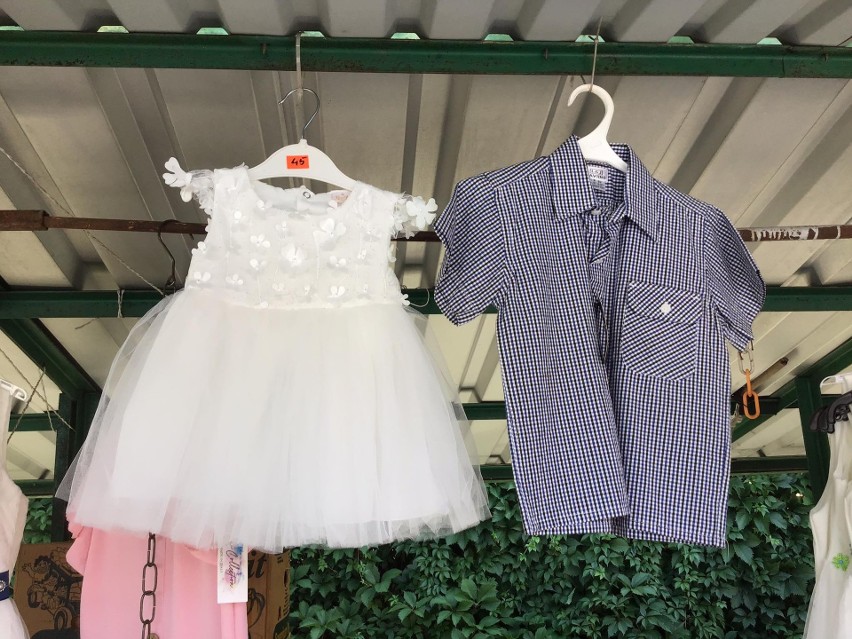 Mnóstwo letnich ubrań: sukienek, spódnic, spodenek na Placu Balcerowicza w Rzeszowie [ZDJĘCIA]