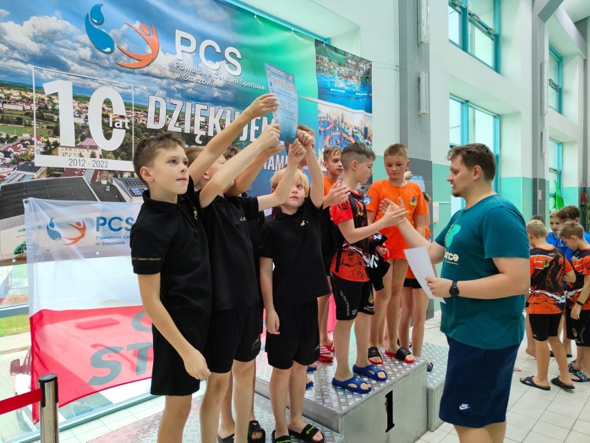 Sukcesy młodych pływaków z Połańca i Staszowa podczas piątej rundy Małej Świętokrzyskiej Ligi Pływackiej. Zobacz zdjęcia