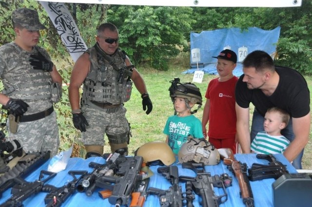 Jednym z bardziej obleganych w czasie festynu miejsc było stoisko starachowickiej, militarnej grupy rekonstrukcyjnej.