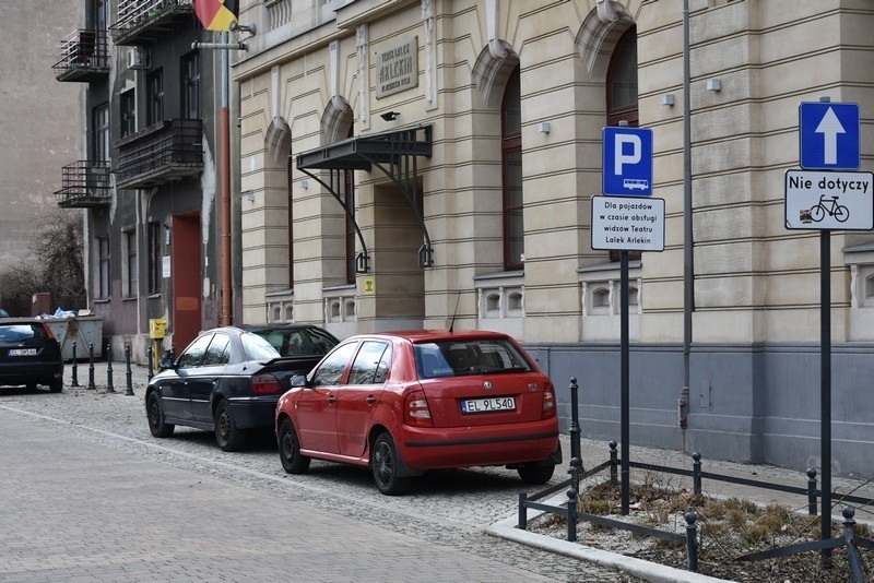 Jedyne miejsce dla autokaru przy Teatrze Lalek "Arlekin" to...