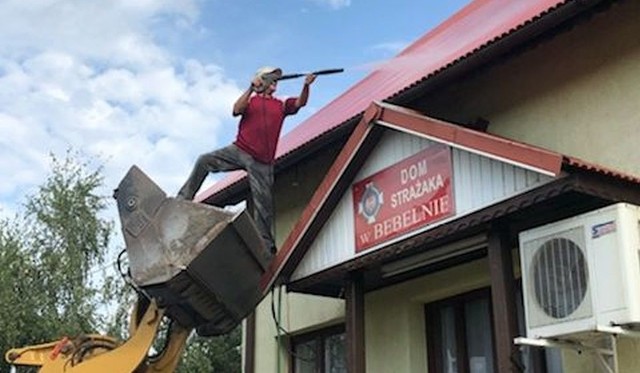 W ramach przygotowań do dożynek gminnych w Bebelnie 73-letni prezes Ochotniczej Straży Pożarnej i radny gminy Włoszczowa Stefan Lesiak umył dach i ściany Domu Strażaka, wykorzystując do tego celu… koparkę syna.