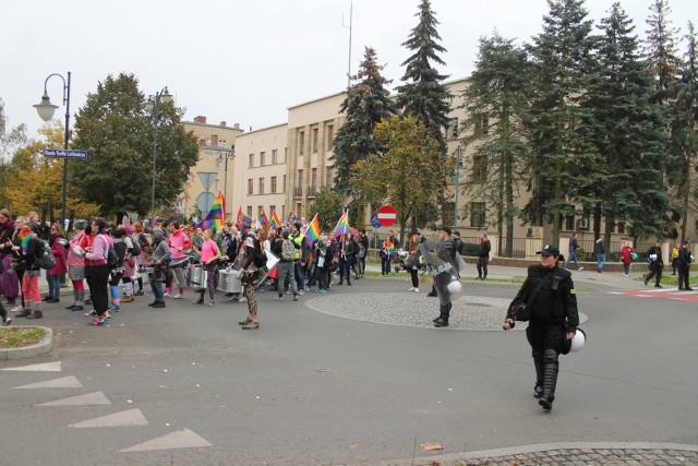 Zdjęcie z Marszu Równości w 2017 roku. Za kilka dni stanie się jeszcze bardziej archiwalne, ponieważ sprzed gmachu Regionalnej Dyrekcji Lasów Państwowych zniknie w sumie siedem rosnących tam drzew